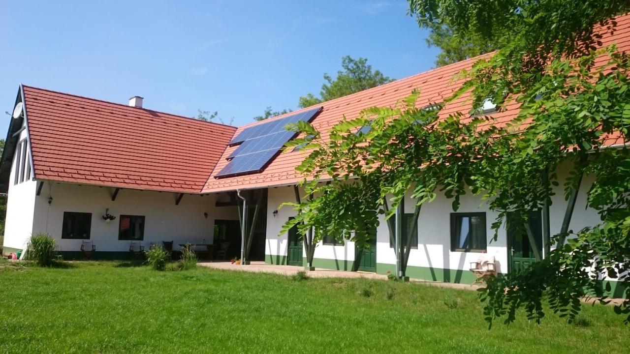 Hunor Lovastanya Hotel Kunbaracs Buitenkant foto