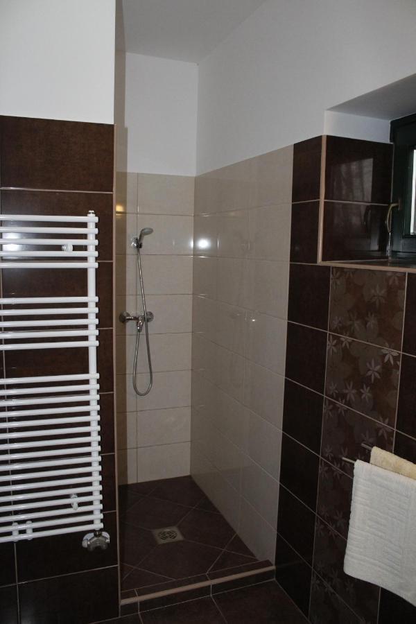 Hunor Lovastanya Hotel Kunbaracs Buitenkant foto