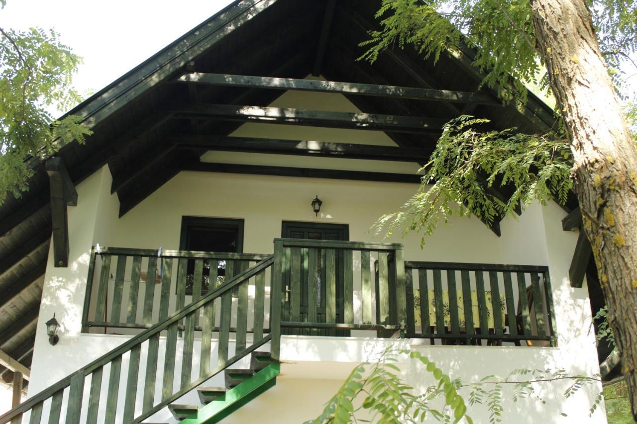 Hunor Lovastanya Hotel Kunbaracs Buitenkant foto