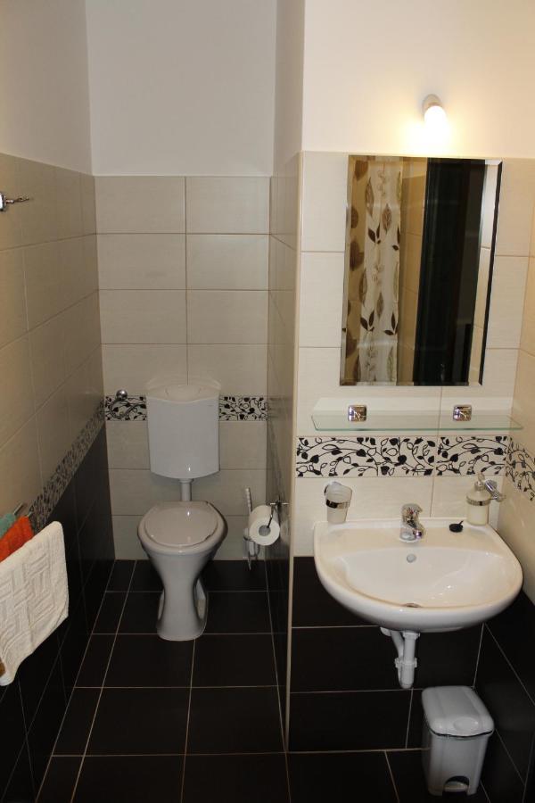 Hunor Lovastanya Hotel Kunbaracs Buitenkant foto