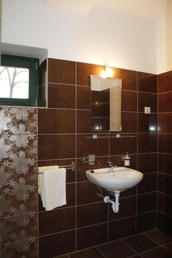 Hunor Lovastanya Hotel Kunbaracs Buitenkant foto