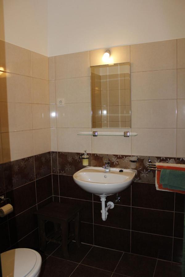 Hunor Lovastanya Hotel Kunbaracs Buitenkant foto